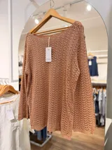 Sweater de punto calado color tostado, con escote redondo, mangas largas y diseño amplio de caída relajada.