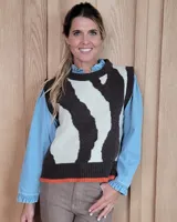 Chaleco de tejido de punto con diseño abstracto bicolor en tonos marrón y crema, con terminación en color naranja en el ruedo.