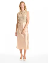 Vestido midi de satén color champagne con corte al bies y escote recto, acompañado por un top sin mangas de cuello alto cubierto de lentejuelas doradas con detalle drapeado en la cintura.