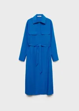 Vestido midi de corte camisero color azul vibrante, confeccionado en mezcla de lyocell y lino. Presenta cuello camisero, cierre frontal con botones, mangas largas con puños abotonados y dos bolsillos de parche en el pecho. Incluye un lazo ajustable en la cintura para entallar la silueta y aberturas laterales en el bajo.