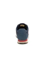 Championes Caterpillar modelo Ventura, de diseño urbano y casual. Confeccionados en una combinación de gamuza y malla técnica en color azul, con detalles en rojo y beige en la entresuela. Presentan el logo de la marca en el lateral y la lengüeta, con suela de goma para mayor tracción.