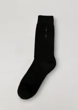 Medias de caña alta negras con diseño de logo de la marca en la parte superior.