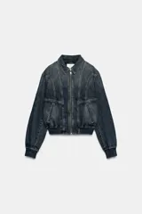Campera bomber de denim en color gris oscuro con efecto lavado, cuello camisero, cierre frontal de cremallera metálica, bolsillos laterales ribeteados y terminaciones elásticas en puños y cintura.