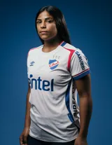 Camiseta de fútbol Umbro del Club Nacional de Football, modelo Home Oficial 2025 para mujer. Diseño en color blanco con detalles tricolores en los hombros, cuello y mangas, y el escudo del club bordado en el pecho junto al logo de Umbro y patrocinadores.