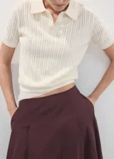 Falda midi evasé de tiro medio, color bordó, con cierre de cremallera en la parte posterior y forro interior.