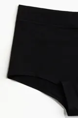 Pack de tres bombachas tipo shortie de algodón, color negro, de tiro alto con refuerzo interior y piernas de corte bajo.