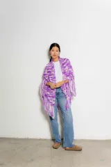 Chal tejido a crochet con flecos, color violeta y blanco.