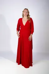 Vestido largo de fiesta color rojo, con escote en V cruzado, mangas tres cuartos y falda amplia con caída fluida. Incluye lazo ajustable en la cintura.