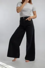 Pantalón jean wide leg de tiro alto, color azul claro, con diseño amplio y fluido en las piernas, bolsillos delanteros y traseros.