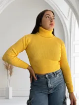 Polera amarilla tejida con cuello alto y corte crop.