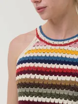 Musculosa de crochet con diseño de rayas horizontales multicolores, cuello redondo y breteles finos. Confeccionada en una mezcla de algodón orgánico, acrílico y lino orgánico.