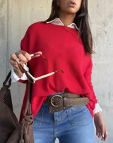 Sweater de tejido de punto en color rojo, con cuello redondo y mangas largas. Presenta un diseño holgado y cómodo.