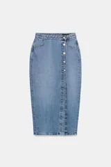 Falda midi de denim azul con diseño cruzado, cierre frontal con botones metálicos y bolsillos delanteros.