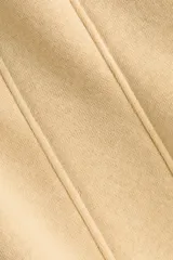 Buzo entallado de felpa color beige, con cuello redondo y mangas raglán largas, que presenta costuras moldeadoras en la cintura.