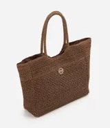 Bolso de playa marrón de Bossa Nossa, confeccionado en papel trenzado con formato rectangular, asas de hombro y detalle metálico dorado con logo en el frente.