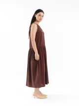 Vestido largo sin mangas, de corte amplio y relajado, con estampa a cuadros, escote redondo y falda fruncida. Cuenta con detalles de costura a contratono en las sisas y logo frontal.