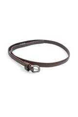 Cinturon fino de cuero sintetico color marron, con hebilla metalica plateada con detalles grabados de estilo western.