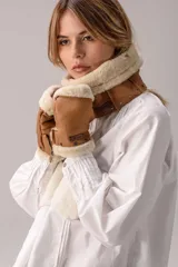 Cuello de napa y lana color negro, con detalles de tachas metálicas en el borde inferior y etiqueta de la marca en eco cuero.