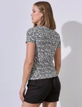 Blusa de seda fría estampada en blanco y negro, con escote a la base.