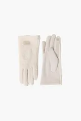 Guantes de mujer en color beige, combinando una cara de paño suave y otra de textura tipo corderito. Presentan un pequeño parche decorativo con la inscripción 'Fashion Loves' y un detalle bordado en forma de flor en el dedo índice.