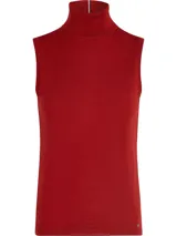 Sweater rojo de punto sin mangas con cuello alto.