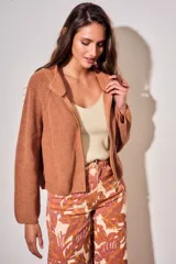 Cardigan oversize de punto color tostado, con cierre frontal y mangas largas.