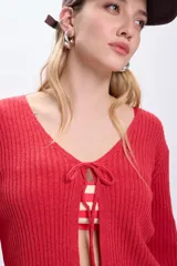 Cardigan rojo de tejido rib con escote en V y ajuste frontal con lazos.