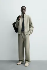 Sudadera de corte relajado confeccionada en tejido técnico interlock de algodón con elasticidad. Presenta cuello subido, cierre frontal con cremallera, manga larga con puños acanalados y bolsillos laterales ocultos en las costuras.