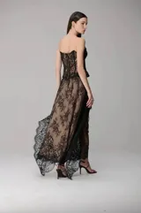 Corset de encaje negro con diseño strapless y varillas estructuradas visibles.