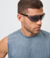 Musculosa deportiva Get Over de corte regular, color gris, con diseño sin mangas, cuello redondo y textura a rayas verticales sutiles. Confeccionada en poliéster liviano con tecnología Dry para mayor transpirabilidad.