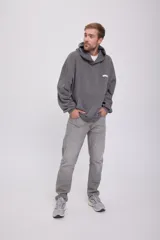 Hoodie gris con capucha, manga larga y calce oversize.