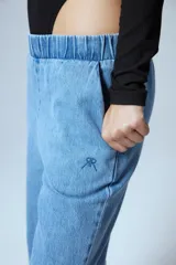 Jean de corte oxford con cintura elástica, confeccionado en denim de algodón. Presenta un diseño de pierna ancha y logo bordado a tono.