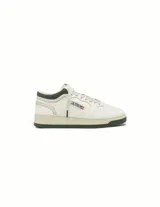 Championes Autry modelo Med-Way Mid, de diseño retro con base de cuero color blanco, detalles en verde oscuro en el cuello y la suela, y logo de la marca con bandera estadounidense en el lateral.