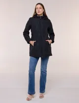 Campera larga de color azul marino con diseño capitoneado geométrico, capucha desmontable y cierre frontal completo. Cuenta con bolsillos laterales con cierre y ajuste en la cintura.