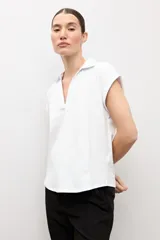 Remera de manga corta color marrón topo, con cuello polo y escote en V.