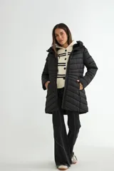 Campera puffer negra de largo medio, con diseño acolchado, cierre frontal y capucha integrada.