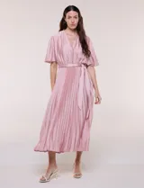 Vestido maxi de satén color rosado, con escote en V cruzado, mangas cortas amplias, cintura elastizada con lazo de ajuste y falda plisada con forro interno.