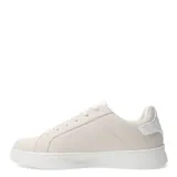 Championes urbanos de diseño minimalista, color blanco, con cierre de cordones y suela plana de goma.