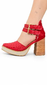 Zapatos de tacón alto color rojo con textura efecto cocodrilo, plataforma delantera en tono claro y taco cuadrado de madera. Cuenta con doble tira en el empeine con hebillas metálicas doradas y cierre trasero.