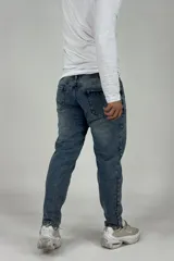 Pantalón de jean celeste con efecto lavado, corte recto y tiro medio.