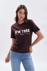 Remera de manga corta color marrón, con cuello redondo y estampa frontal con la inscripción 'NEW YORK' en letras blancas.