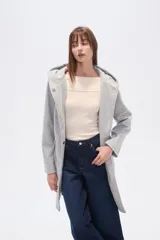 Tapado negro de manga larga con capucha, bolsillos frontales tipo parche y lazo ajustable en la cintura.