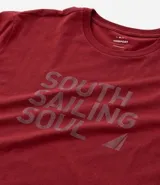 Remera de algodón color ladrillo con cuello redondo, manga corta y estampa con la frase "South Sailing Soul".