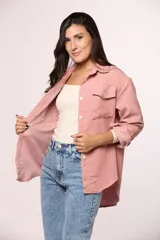 Camisa de pana fina color beige, con cuello clásico, cierre frontal de botones y dos bolsillos con solapa en el pecho.