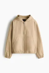 Campera tipo worker de algodón con cierre frontal, capucha con cordón ajustable, bolsillos delanteros abiertos y puños y bajo con elástico.