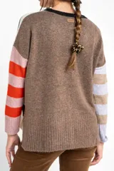 Sweater color crema con rayas horizontales en tonos rosa, marrón y verde.