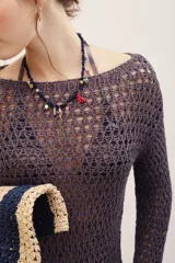 Sweater de punto calado color gris oscuro, de manga larga y diseño holgado.