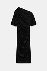 Vestido midi de terciopelo con cuello asimétrico fluido, manga corta y detalle de drapeado lateral.