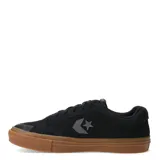 Championes Converse de corte bajo, confeccionados en gamuza negra con el logo de la estrella y el chevrón en el lateral. Presentan una suela de goma color caramelo (gum) y puntera reforzada.