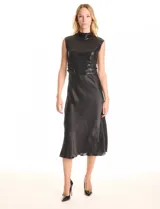 Conjunto de dos piezas compuesto por un vestido midi estilo slip dress de satén fluido y un top sin mangas de lentejuelas con cuello alto y detalle drapeado en la cintura.